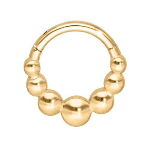 Goldener Piercingring mit Kugeldesign auf weißem Hintergrund