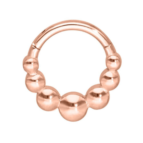 Roségoldener Piercingring mit Kugeln auf weißem Hintergrund
