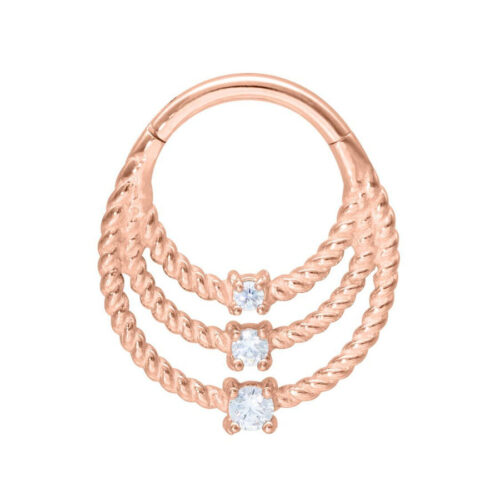 Roségoldene gedrehte Piercingringe mit drei Kristallen auf weißem Hintergrund