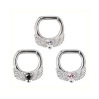 Wing Heart Clicker in Schwarz, Kristall und Rosa Drei silberne Wing Heart Clicker mit Herz und Flügeln auf weißem Hintergrund