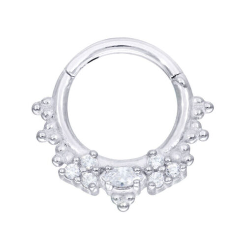 Silberner Piercingring mit funkelnden Kristallen auf weißem Hintergrund