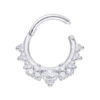 Silberner Sparkle Meadow Clicker Piercingring Silberner Piercingring mit funkelnden Kristallen auf weißem Hintergrund