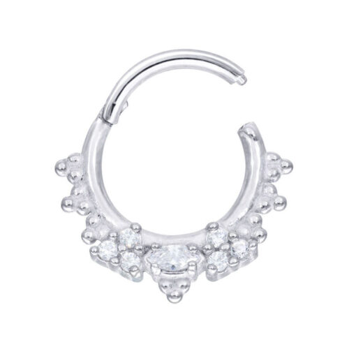 Silberner Piercingring mit funkelnden Kristallen auf weißem Hintergrund