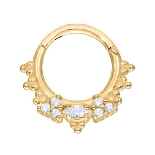 Goldener Clicker-Piercingring mit klaren Kristallen auf weißem Hintergrund