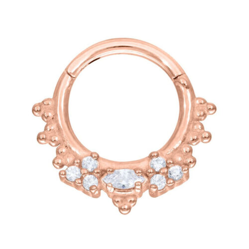 Roségoldener Piercingring mit klaren Kristallen auf weißem Hintergrund