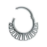 Silberner Ethno Clicker Piercingring 8mm Silberner Ethno Clicker aus Chirurgenstahl, 8mm Innendurchmesser, auf weißem Hintergrund