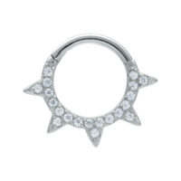 Silberner Sparkle Spikes Clicker Piercing Silberner Septum Clicker mit Kristallen auf weißem Hintergrund
