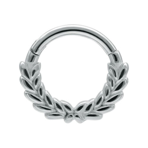 Silberner Wreath Clicker Piercingring auf weißem Hintergrund