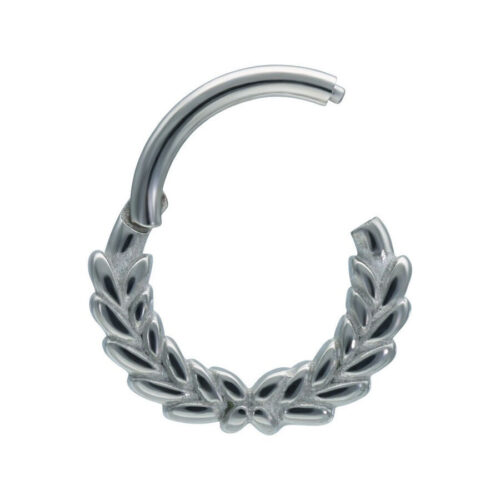 Silberner Piercingring mit Kranzdesign auf weißem Hintergrund
