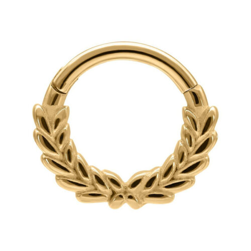 Goldener Wreath Clicker Piercingring aus Chirurgenstahl 316L auf weißem Hintergrund