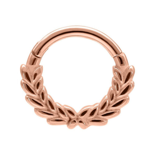 Roségoldener Wreath Clicker Piercingring auf weißem Hintergrund