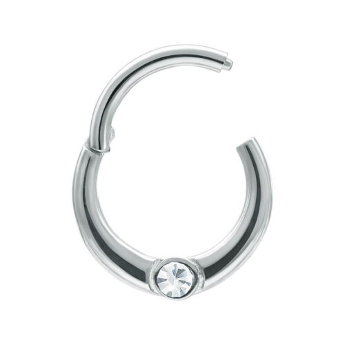 Silberner Piercingring mit klarem Kristall auf weißem Hintergrund
