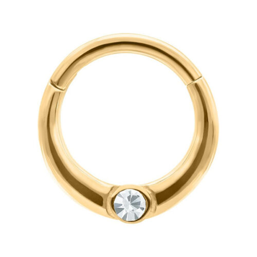 Goldener Piercingring mit klarem Kristall auf weißem Hintergrund