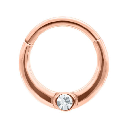 Roségoldener Piercingring mit klarem Kristall auf weißem Hintergrund