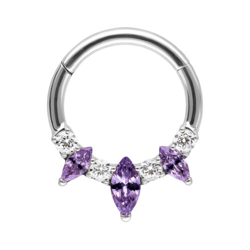 Silberfarbener Septum Clicker mit drei lila Amethyst Kristallen auf weißem Hintergrund