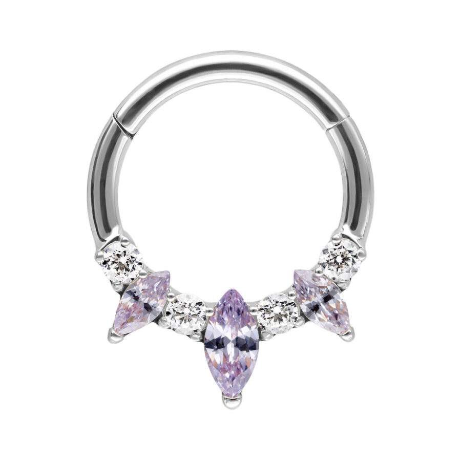 Silberner Septum Clicker aus Chirurgenstahl mit lavendelfarbenen Kristallen auf weißem Hintergrund