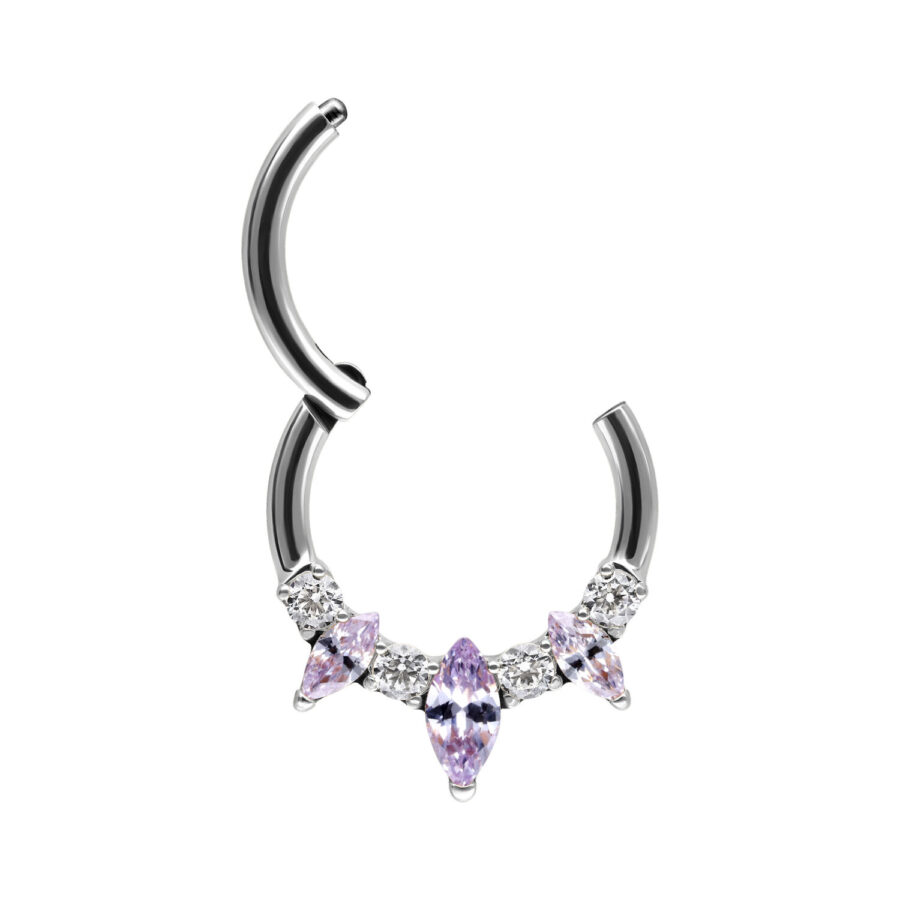 Septum Clicker aus silbernem Metall mit lavendelfarbenen Kristallen auf weißem Hintergrund