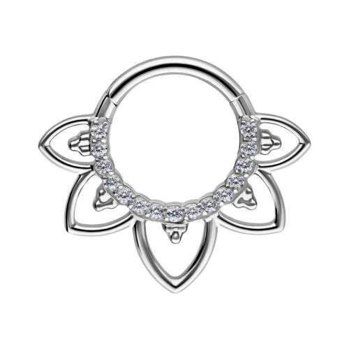 Silberner Septum Clicker mit Blumenmuster und Kristallen auf weißem Hintergrund