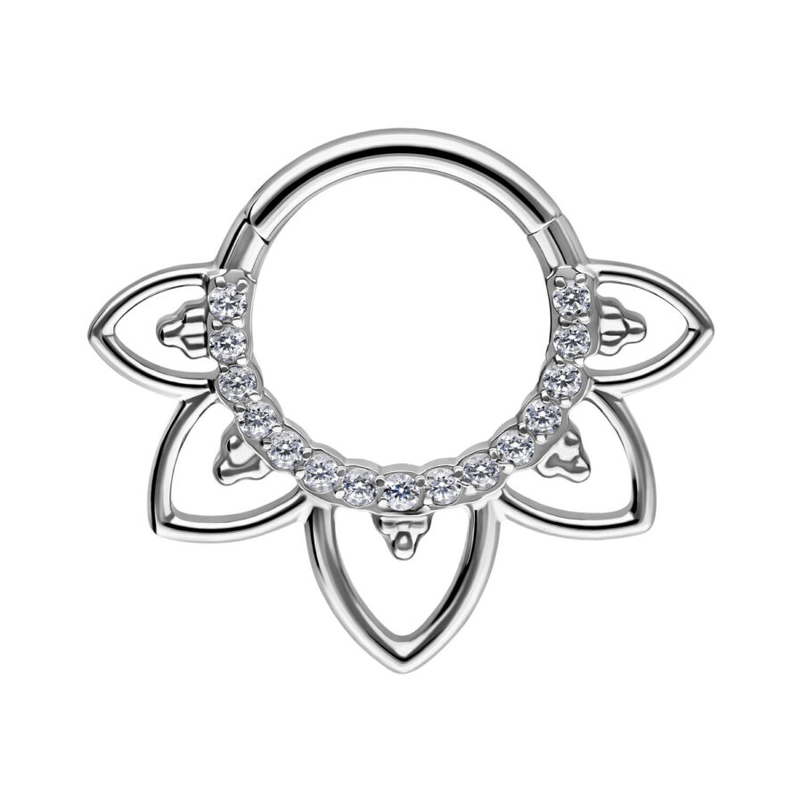 Silberner Septum Clicker mit Blumenmuster und Kristallen auf weißem Hintergrund