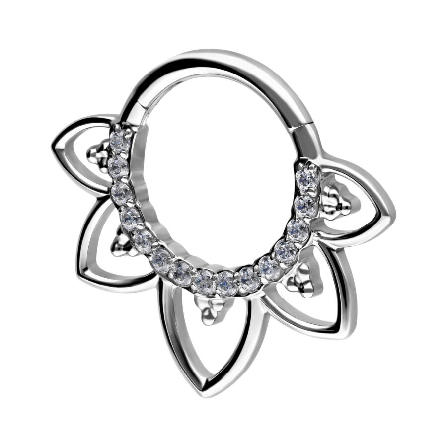 Silberner Septum Clicker mit Blumenmuster und Kristallverzierung auf weißem Hintergrund