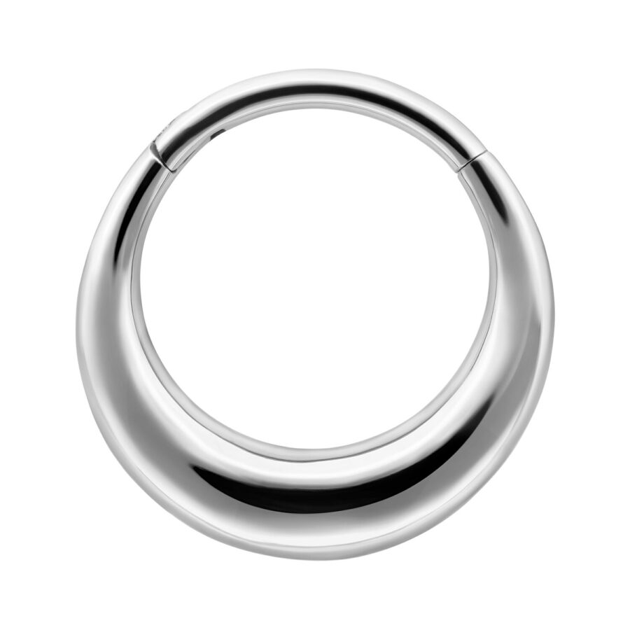 Silberner Piercingring aus Chirurgenstahl, 10 mm Innendurchmesser auf weißem Hintergrund