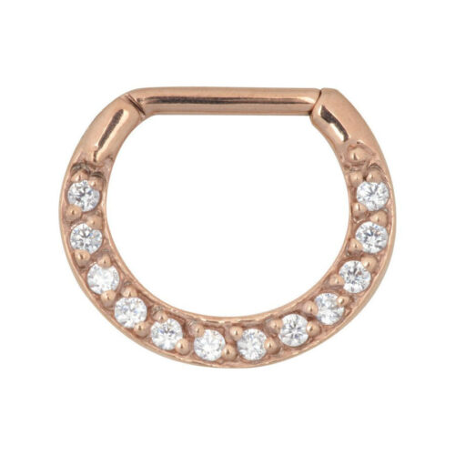 Roségoldener Septum Clicker mit klaren Kristallsteinen auf weißem Hintergrund