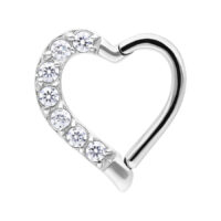 Silberner Herz-Piercingring mit klaren Kristallen auf weißem Hintergrund