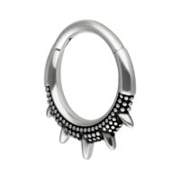 Oriental Spiked Clicker in Schwarz und Silber Silberner und schwarzer Piercingring mit stachelartigem Design auf weißem Hintergrund