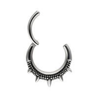 Oriental Spiked Clicker in Silber Silberner Piercingring mit Spikes auf weißem Hintergrund