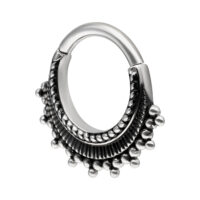 Silberfarbener Septum Clicker aus Chirurgenstahl 316L auf weißem Hintergrund
