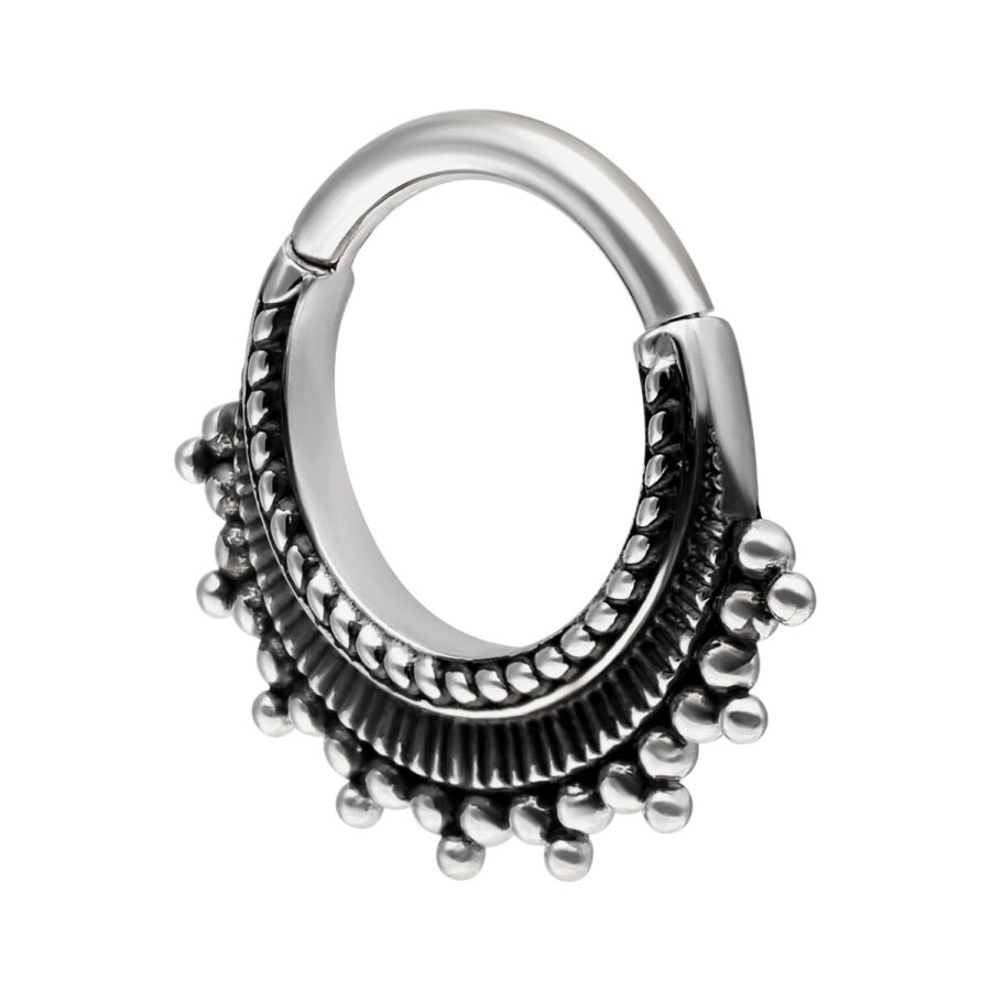 Silberfarbener Septum Clicker aus Chirurgenstahl 316L auf weißem Hintergrund