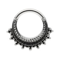 Silberfarbener Piercingring mit Verzierungen auf weißem Hintergrund