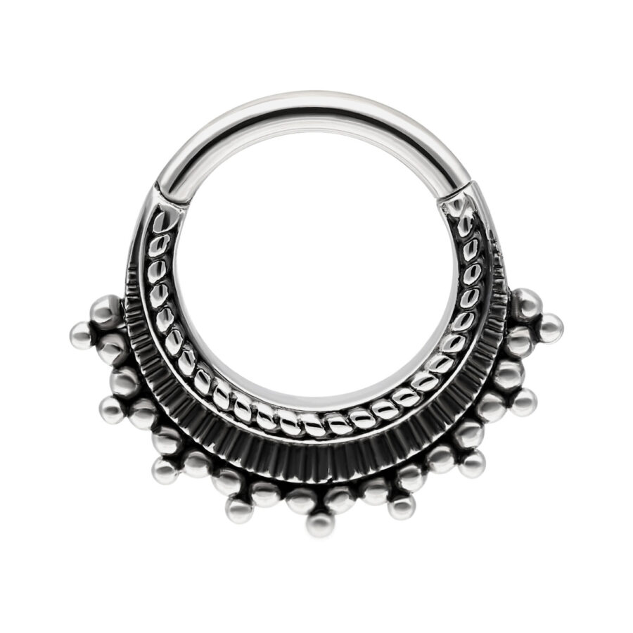 Silberfarbener Piercingring mit Verzierungen auf weißem Hintergrund