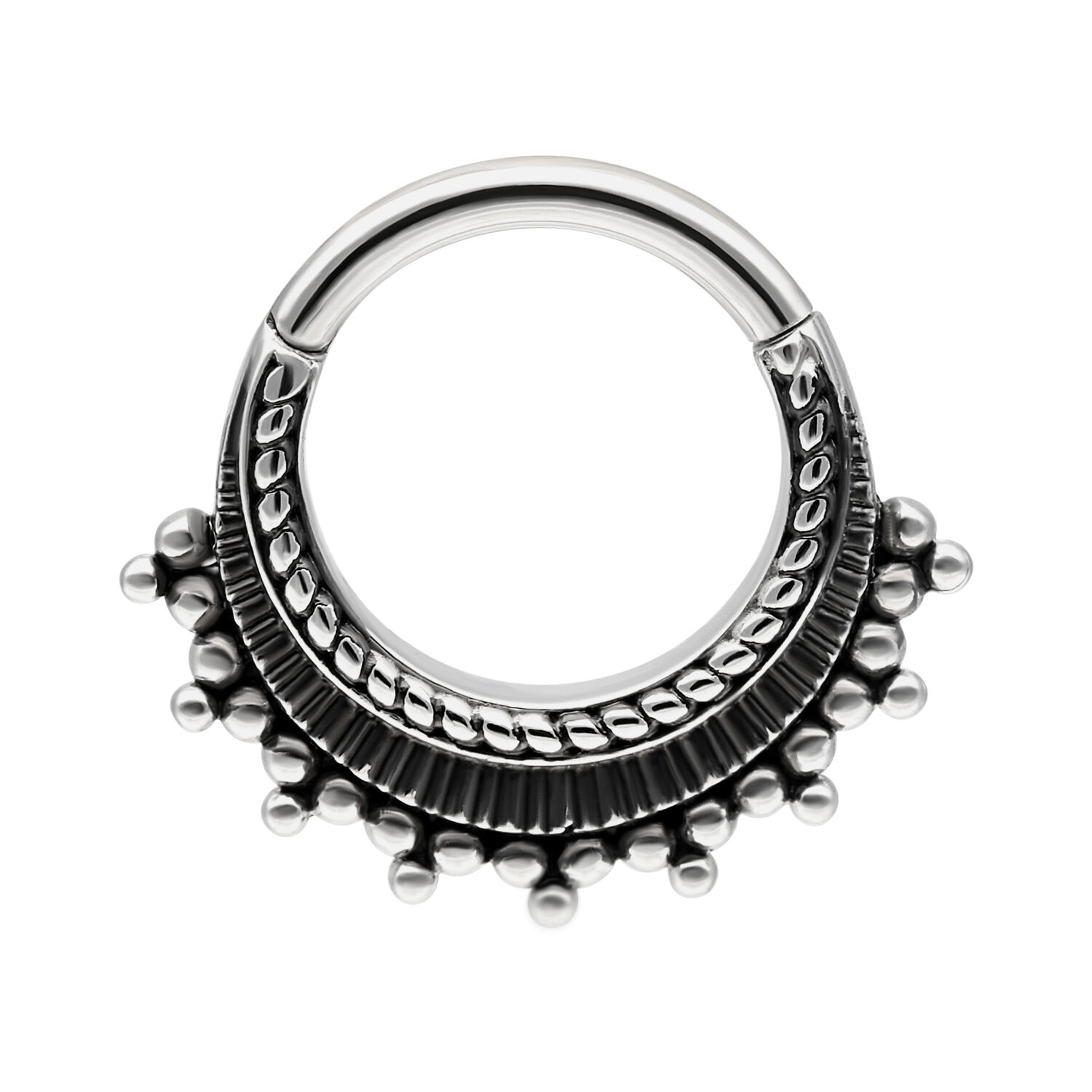 Silberfarbener Piercingring mit Verzierungen auf weißem Hintergrund
