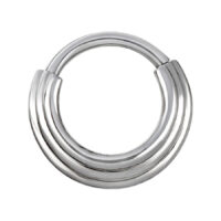Silberner Concave Septum Clicker aus Chirurgenstahl Silberner Septum Clicker aus Chirurgenstahl auf weißem Hintergrund