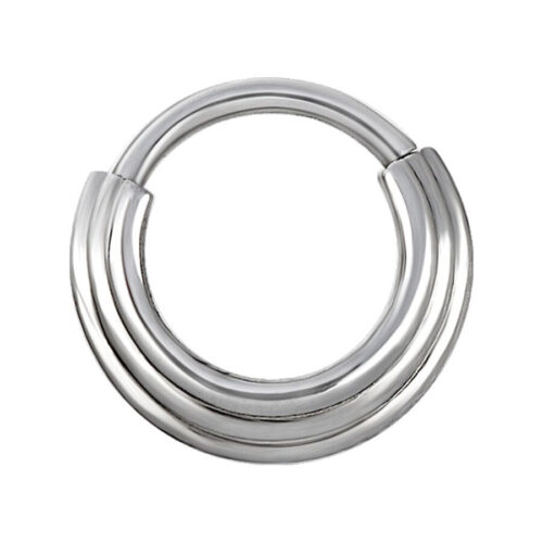 Silberner Septum Clicker aus Chirurgenstahl auf weißem Hintergrund