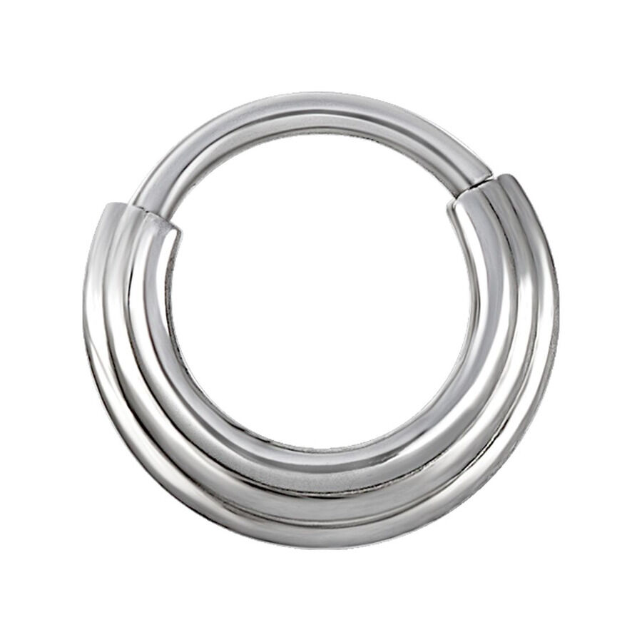 Silberner Concave Septum Clicker aus Chirurgenstahl Silberner Septum Clicker aus Chirurgenstahl auf weißem Hintergrund