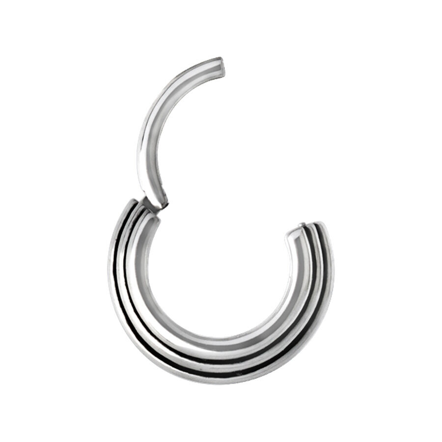 Silberner Concave Septum Clicker aus Chirurgenstahl Silberner Septum Clicker mit konkaver Form auf weißem Hintergrund