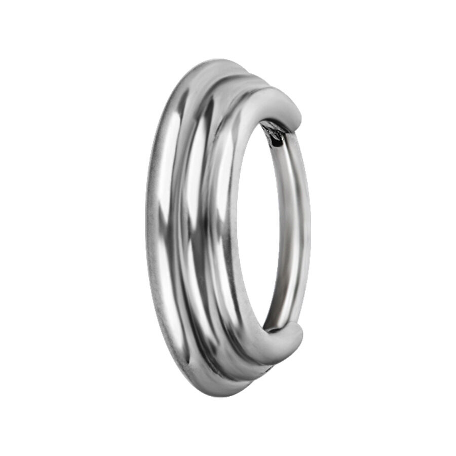 Silberner Septum Clicker aus Chirurgenstahl Silberner Septum Clicker aus Chirurgenstahl auf weißem Hintergrund