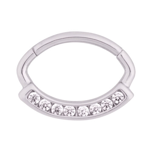 Silberner Channel Hinged Ring mit klaren Kristallen auf weißem Hintergrund