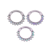 Silberner Opal Clicker mit Synthetischem Opal Drei silberne Piercingringe mit rosa, weißen und blauen Opalsteinen auf weißem Hintergrund