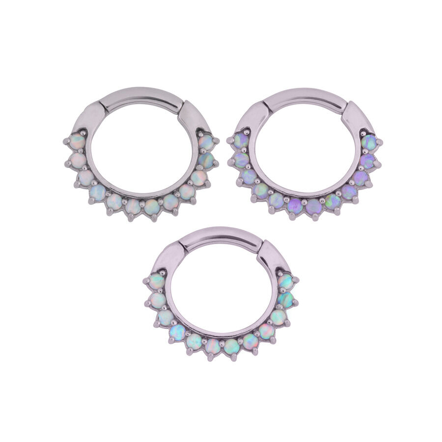 Silberner Opal Clicker mit Synthetischem Opal Drei silberne Piercingringe mit rosa, weißen und blauen Opalsteinen auf weißem Hintergrund
