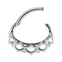 Silberner Septum Clicker aus Chirurgenstahl Silberner Septum Clicker in Blütenform aus Chirurgenstahl auf weißem Hintergrund