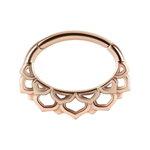 Roségoldener Septum Clicker mit Blütenmuster auf weißem Hintergrund