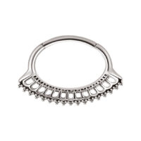 Silberner Septum Clicker aus Chirurgenstahl mit einem filigranen Pfauenmuster auf weißem Hintergrund