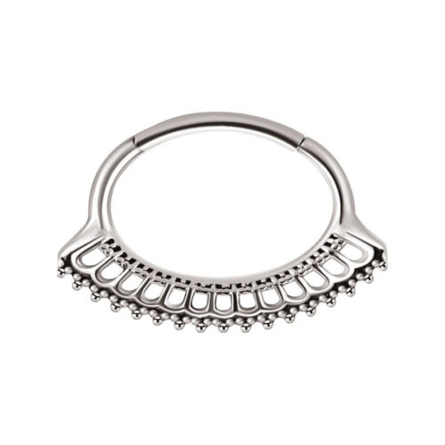 Silberner Septum Clicker aus Chirurgenstahl mit einem filigranen Pfauenmuster auf weißem Hintergrund