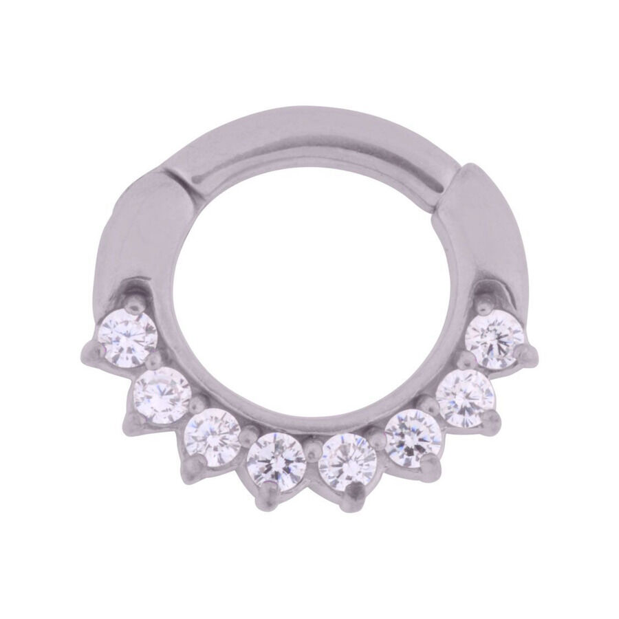 Silberner Septum Clicker mit Kristallen Silberner Septum Clicker mit klaren Kristallen auf weißem Hintergrund