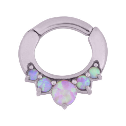 Silberner Septum Clicker mit rosa synthetischem Opal auf weißem Hintergrund