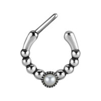 Silberner Anjali Clicker mit Perlenverzierung Silberner Septum Clicker aus Chirurgenstahl mit Perlenverzierung auf weißem Hintergrund