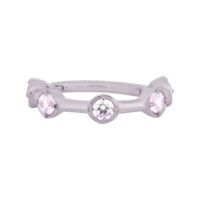 Hinged Crystal Clicker in Silber mit Kristallen Silberner Hinged Ring mit klaren Kristallen auf weißem Hintergrund
